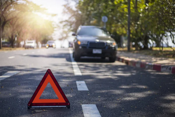 Красный треугольник, красный знак аварийной остановки, красный аварийный символ с автомобильной остановкой и парковкой на дороге . — стоковое фото