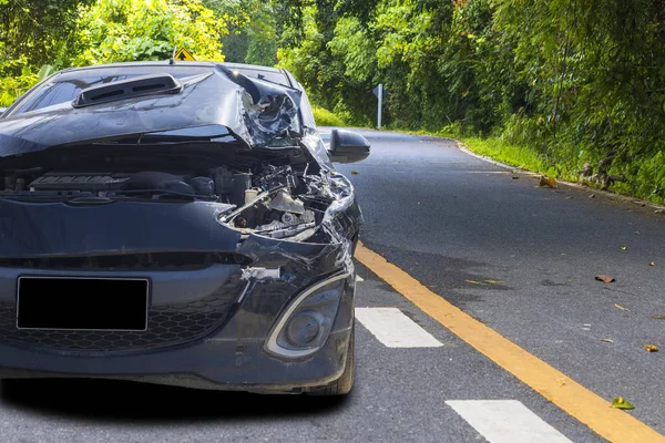 Die Front des blauen Autos mit Pick-up hat große Schäden und ist durch einen Unfall auf der Straße in der Morgenzeit kaputt und kann nicht mehr parken, bis der Versicherungsbeamte wartet. Mit Kopierraum für Text oder Design — Stockfoto