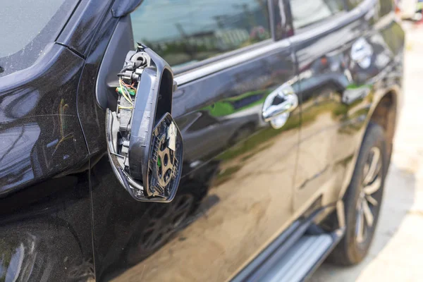 Araba kazası dikiz aynası kırılmış. Trafik kazası..