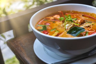 Tom Yam kung baharatlı Tayland çorbası ve ahşap masada karides. Metin veya tasarım için kopyalama alanı ile.