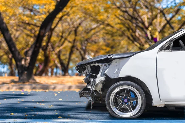 Vor dem weißen Auto groß beschädigt und durch Unfall auf der Straße Parken gebrochen kann nicht mehr fahren. mit Kopierraum für Text oder Design — Stockfoto