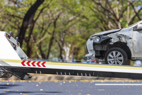 Autonehoda skluzavka na kamionu pro pohyb. Šedé auto mají poškození náhodou na silnici vzít se skluzavka pohyb . — Stock fotografie