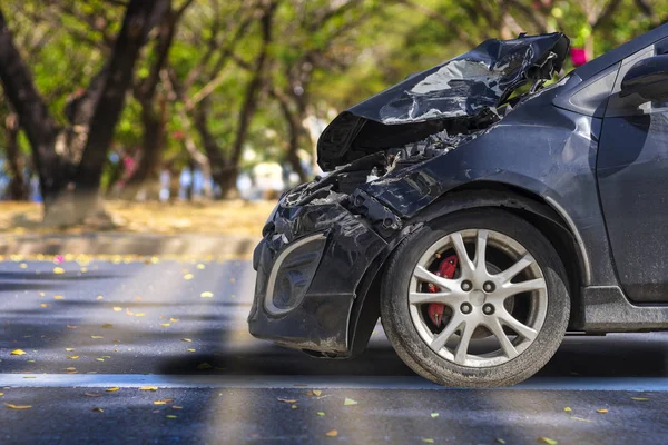 Frente de coche de color negro grande dañado y roto por accidente en el aparcamiento de la calle de la ciudad no puede conducir más. Con espacio de copia para texto o diseño —  Fotos de Stock