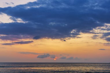 Denizin üzerinde tropik günbatımı. metin veya tasarım için kopyalama alanı ile.