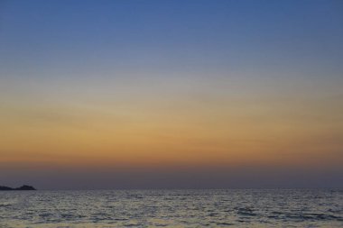 Denizin üzerinde tropik günbatımı. metin veya tasarım için kopyalama alanı ile.