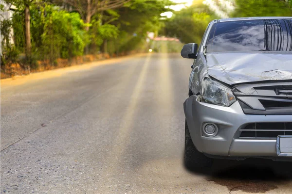 Açık gri renkli araba ön pick up büyük hasarlı ve sabah saatlerinde yolda kaza ile kırık sigorta memuru beklemek için daha fazla park sürücü olamaz. Metin veya tasarım için kopyalama alanı ile