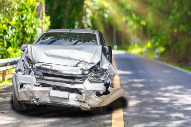 Açık gri renkli araba ön pick up büyük hasarlı ve sabah saatlerinde yolda kaza ile kırık sigorta memuru beklemek için daha fazla park sürücü olamaz. Metin veya tasarım için kopyalama alanı ile