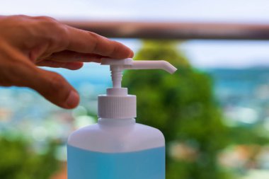 El alkolü dezenfektan pompasıyla yakın çekim. 