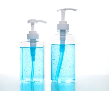 Mavi alkol jeli beyaz arka planda izole edilmiş. Temizlik için el dezenfektanı jeli. Pompa şişesinde el dezenfektanı. 