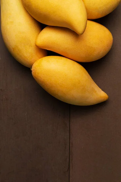 Gelber Tisch Mit Frischen Mangos Aus Echtem Holz Mango Tropische — Stockfoto