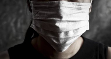 Yarım yüzlü kadınlar koruma virüsü için koruma maskesi takarlar. Tıbbi maskeli kadınlar. Doktor yüz maskesi takıyor. Dramatik biçimdeki süreç.