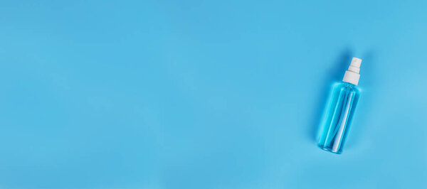 Синий спирт изолирован на синем фоне. Средство для чистки рук. Дезинфицирующее средство для рук в баллончике для головы. с копировальным местом
.