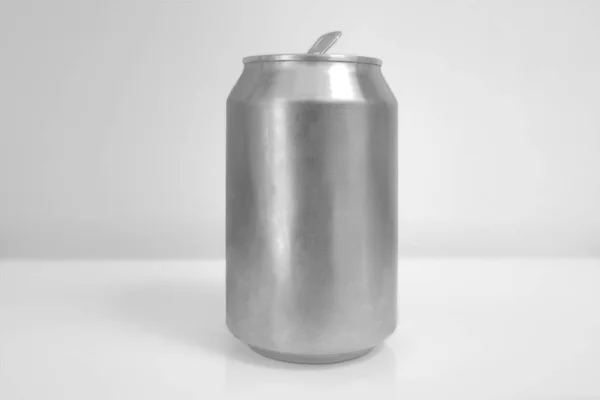 アルミニウムのソーダ缶ホワイト バック グラウンド — ストック写真