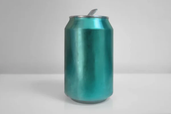 Alumínio lata de soda azul sobre fundo branco — Fotografia de Stock
