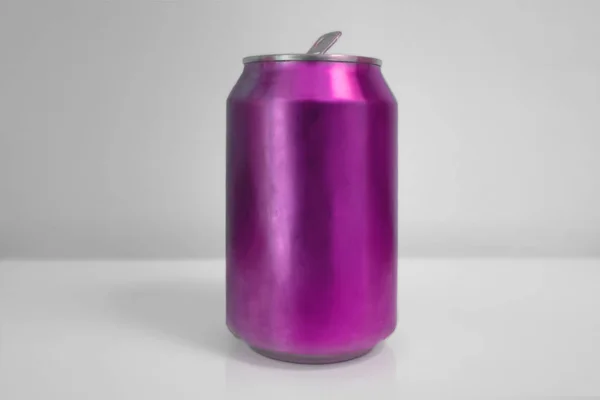 Aluminium roze Soda kan op witte achtergrond — Stockfoto