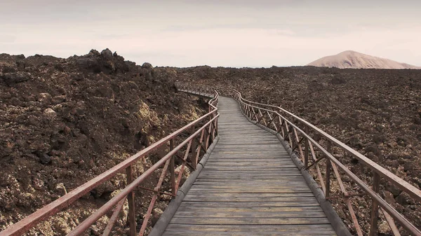 Ahşap yol üzerine lav Rock alan Lanzarote, İspanya