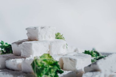 Darphane ile izole edilmiş ev yapımı şekerlemeler. Marshmallow Piramidi. Kare şekerleme yığını.