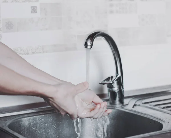 Großaufnahme Von Händewaschen Mit Seife Zur Coronavirus Prävention Silbernen Waschbecken — Stockfoto