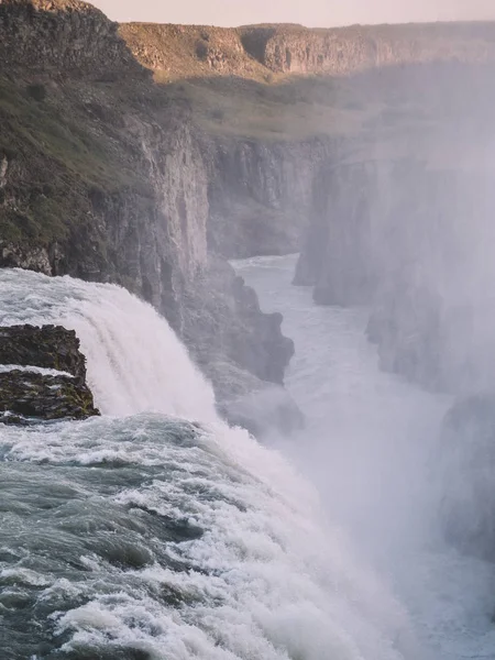 Resa genom Island nordligt land skönhet vulkan öken bergen bergen geyser vatten vattenfall vatten hästar liggande sjön sunset — Stockfoto