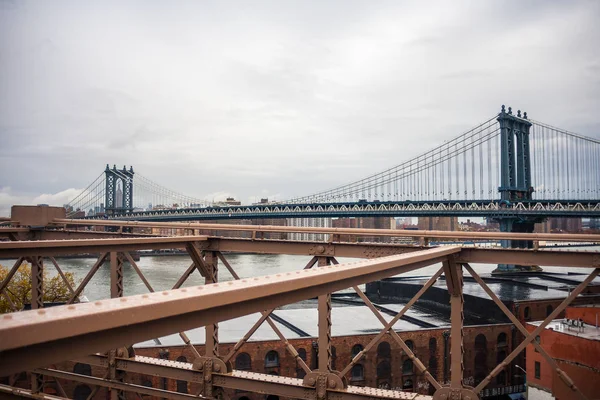 New York Uitzicht Manhattan Vanaf Brooklyn Bridge Wolkenlucht Rivier Industriële — Stockfoto