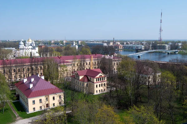 Vista del Kremlin de Nóvgorod: Catedral de Santa Sofía, edificio del gobierno Oficinas — Foto de Stock