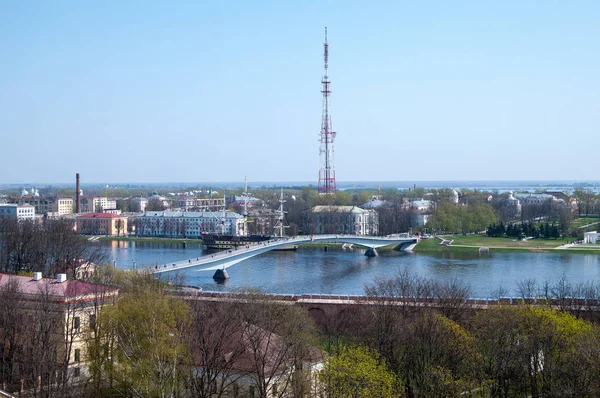 Utsikt över floden Volchov, en bro, den flytande restaurangen ”flaggskepp”, handel sidan av staden — Stockfoto