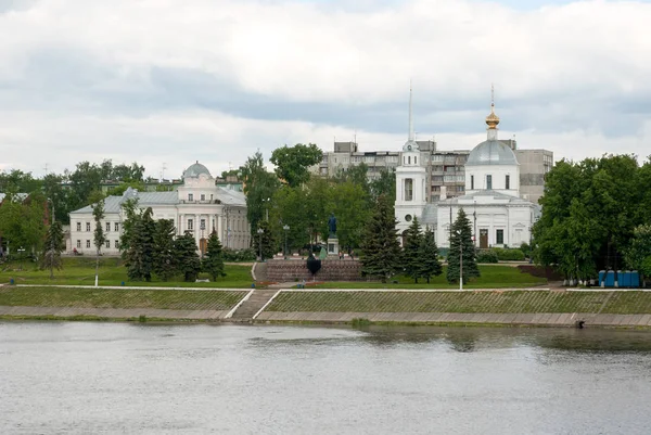 Vista del monumento a Afanasy Nikitin y la Iglesia de la Resurrección en Tver — Foto de Stock