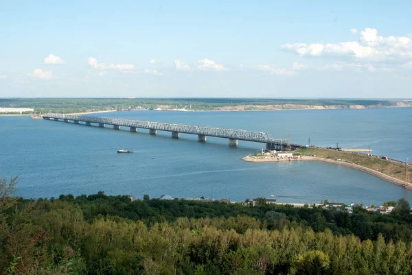 Δείτε το αυτοκρατορικό γέφυρα και το μνημείο με το πλοίο «Αλέξανδρος Suvorov» στην Ουλιάνοφσκ — Φωτογραφία Αρχείου