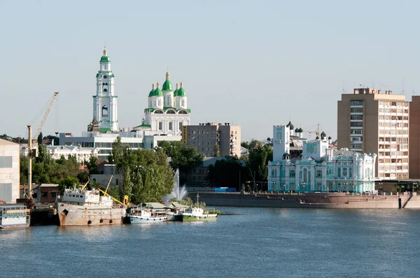 Pohled na ústí řeky Kutum, chrám Nanebevzetí, hradní věž Prechistenskaja, burza na Astrakhan — Stock fotografie