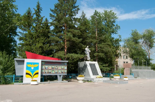 Memorial in het centrale plein in Bezenchuk — Stockfoto