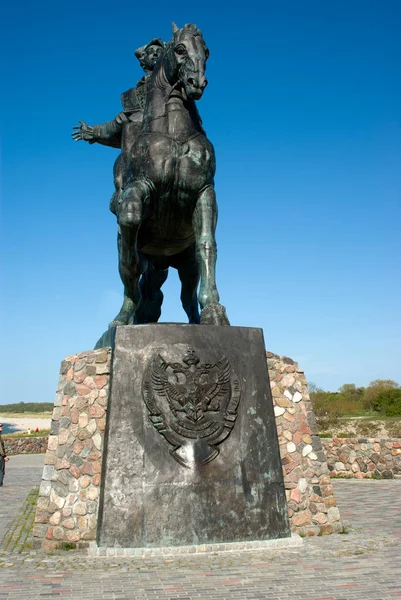 Monumento a la emperatriz Isabel Petrovna en el punto más occidental de Rusia —  Fotos de Stock