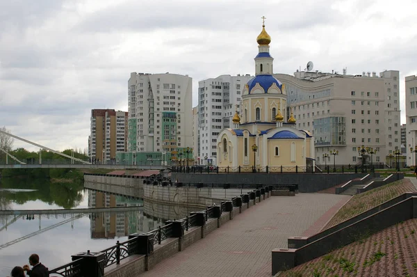 Universitätsdamm, Campus und die Erzengelkirche in Belgorod — Stockfoto