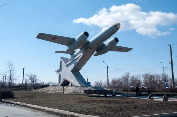 Het vliegtuig Iljoesjin-28 als een monument "voor piloten van alle generaties" in Orsk — Stockfoto