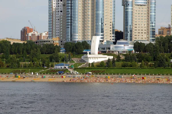 Veduta del lungomare di ottobre e stella Ladya (Barca) a Samara — Foto Stock