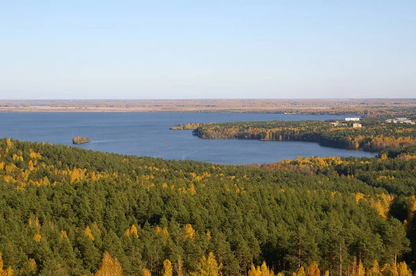 Vue de la montagne audacieuse sur le lac Sinara, le lac Okunkul et Snezhinsk — Photo