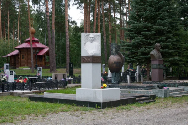 La tombe de Boris Litvinov à Snezhinsk — Photo