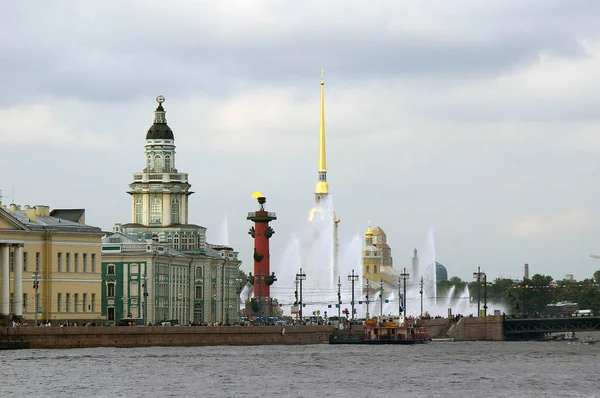 Pohled na náměstí Exchange, Peter a Paul katedrála, Kunstkammer a rostrální sloupce v Saint-Petersburg — Stock fotografie