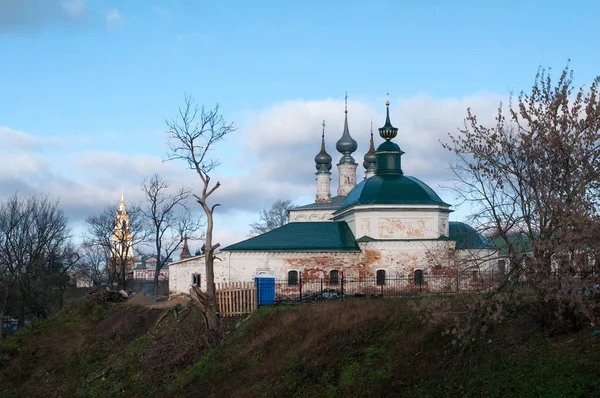 Св. Николаевский храм, на заднем плане храм Введения Христа Спасителя в Иерусалиме в Суздале — стоковое фото