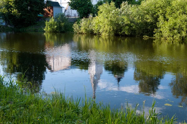 Spaso-Prilutsky Manastırı ve Vologda Manastırı gölette görünümü