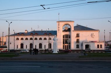 Novgorod Volkhov Tren İstasyonu ve Alexander Nevsky Novgorod Anıtı binanın görünümü