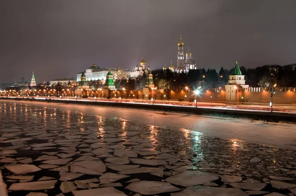 Vista do Kremlin de Moscovo e do aterro do Kremlin e do rio Moscovo — Fotografia de Stock