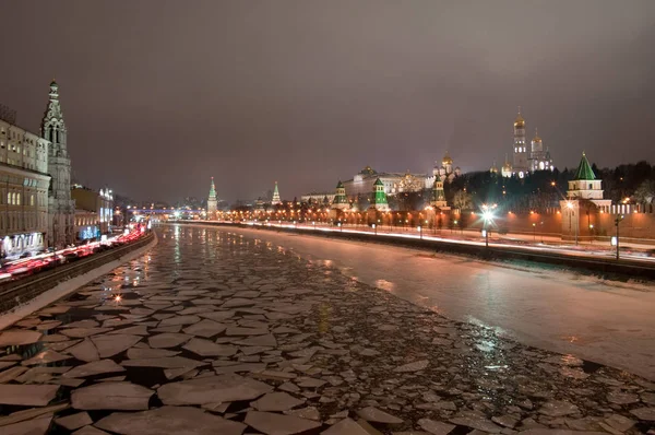 Вид на Москву-реку, Кремль и Софийскую набережную и Московский Кремль — стоковое фото