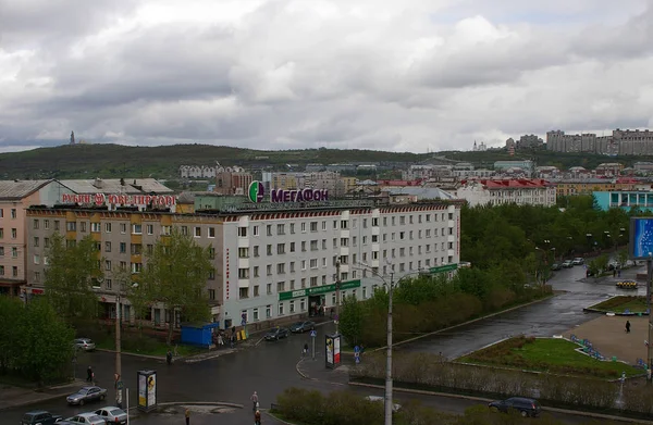 Şehrin Yeşil Cape Hill Ile Bir Anıt Murmansk Rusya Federasyonu — Stok fotoğraf
