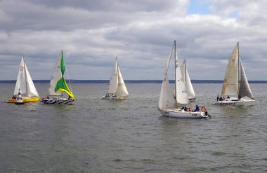 Volga Nehri yakınındaki Chkalovsk üzerinde yat yarışı