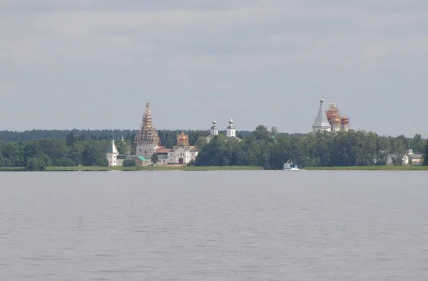 Вид на Иверский Богородичный монастырь и остров Сальвики возле города Валдай — стоковое фото