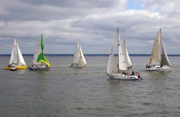 Volga Nehri yakınındaki Chkalovsk üzerinde yat yarışı