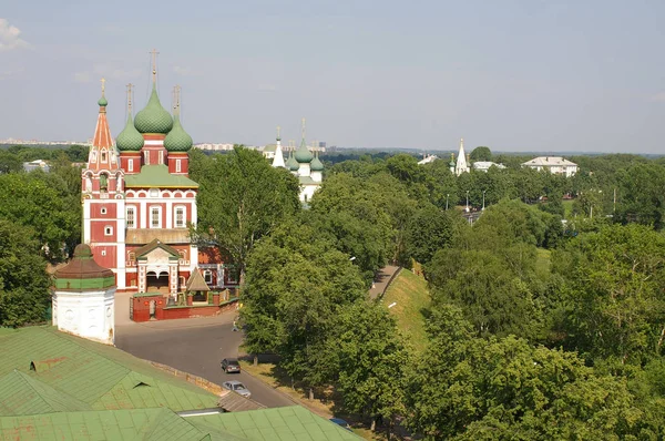 Pohled na Kostel archanděla Michaela a Kotorosl nábřeží, Jaroslavl — Stock fotografie