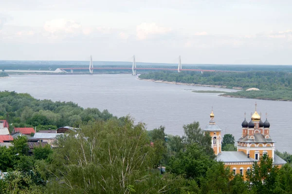 Uitzicht op de rivier de Oka, Murom kabel brug, de kerk van Sint Nicolaas de natte — Stockfoto