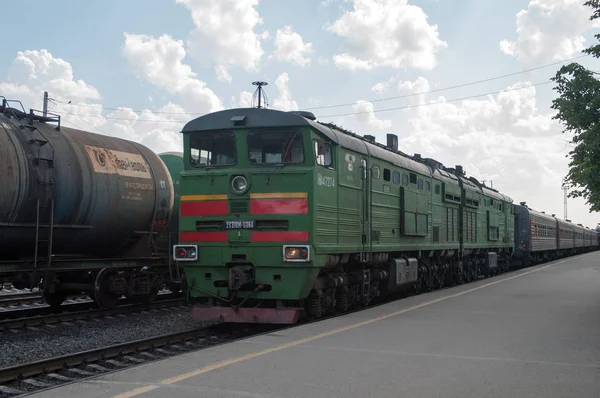 Locomotive diesel 2TE10M-0364 à la gare Cheboksary — Photo