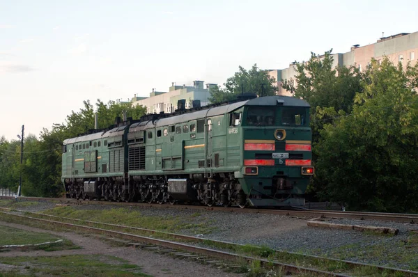 Dvoudílný Železniční Nákladní Motorové Lokomotivy 2Te10M 0468 Přijede Stanice Cheboksary — Stock fotografie